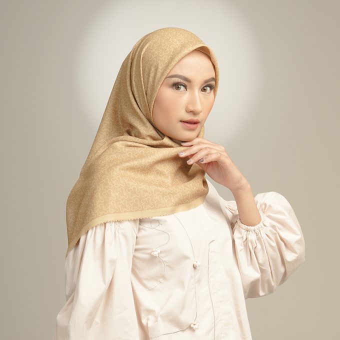 Monogram scarf dengan motif logo Jenna&Kaia cocok dipakai dengan